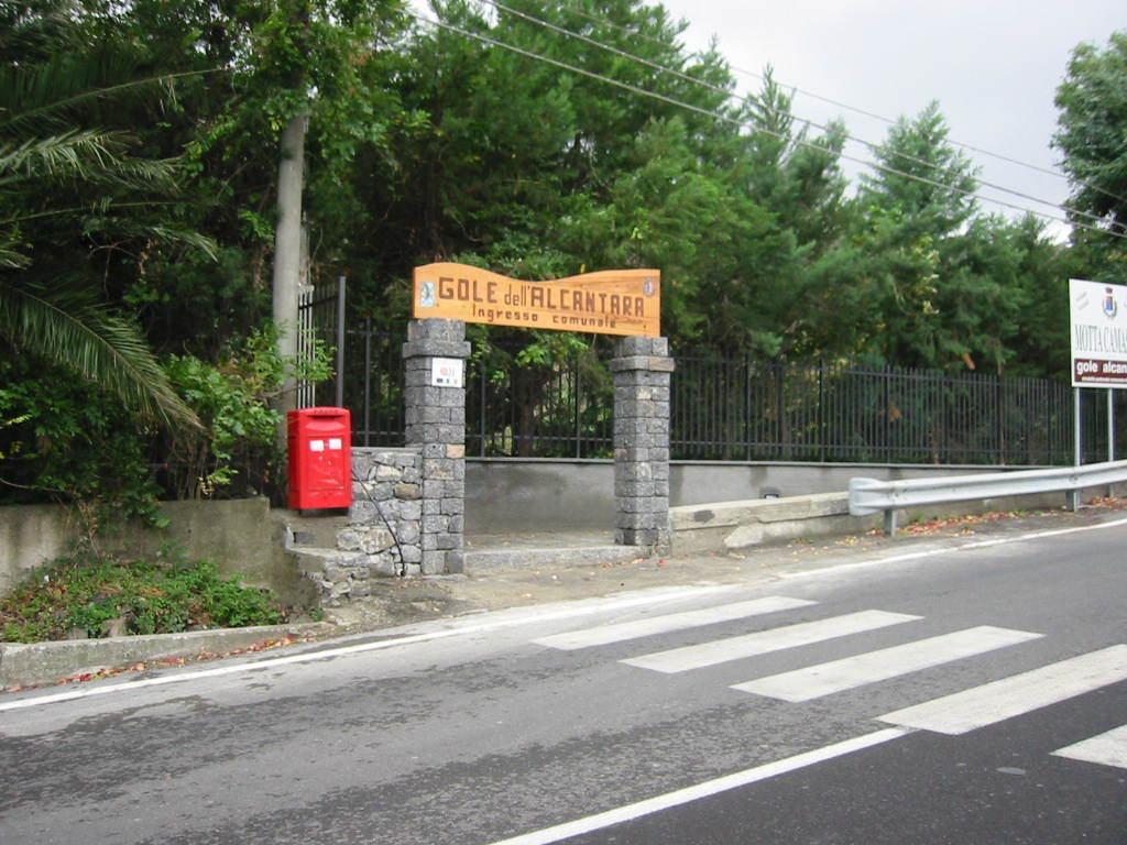 Motta Camastra Villa Le Gemelle Dell'Alcantara מראה חיצוני תמונה
